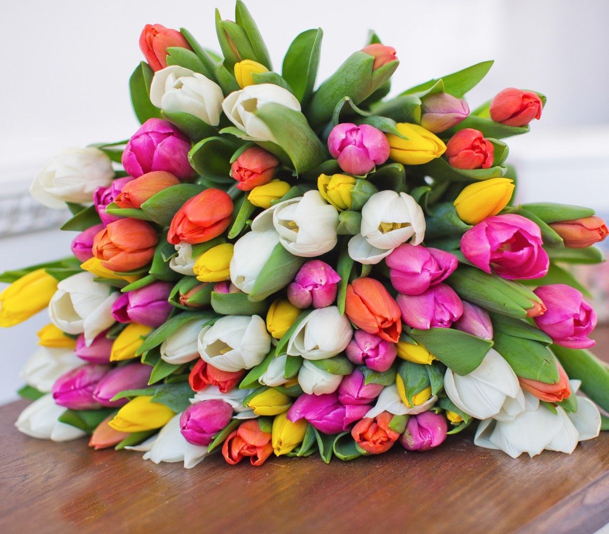 классическая корзина с лилиями и розами для юбилея в Ижевске