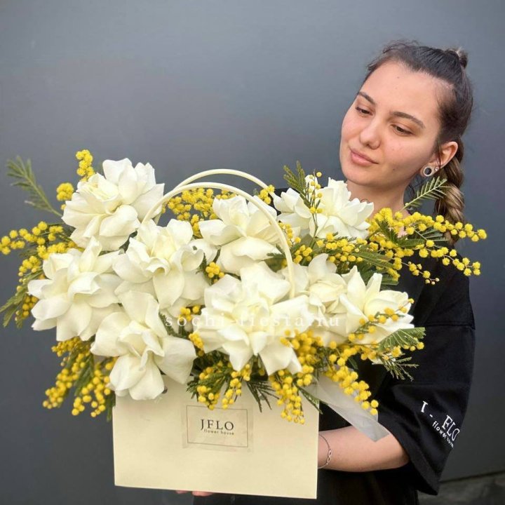 Французские Розы и мимоза  в сумочке  в Ижевске