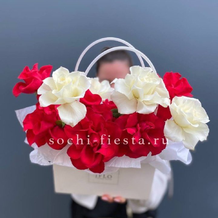 Сумочка  красных и белых роз в Ижевске