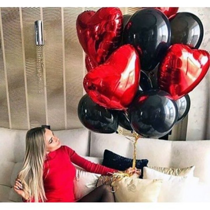 Фонтан из красных сердец с чёрными шарами  в Ижевске