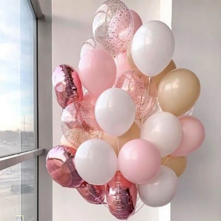 Фонтан шаров розового и белого цветов в Ижевске