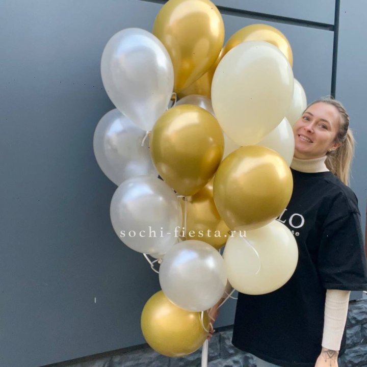 Облако шаров из белого и золотого оттенков в Ижевске