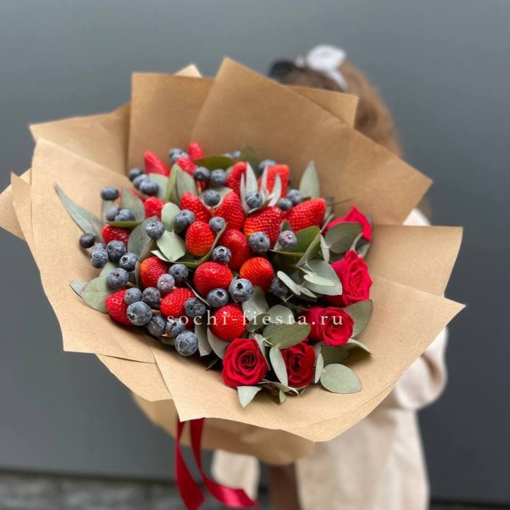 Клубника и голубика с цветами в Ижевске