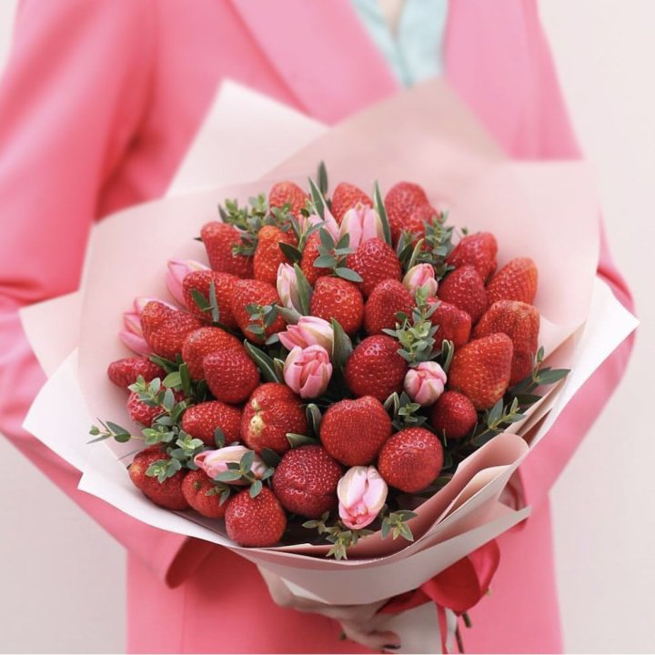 Тюльпаны и клубника в Ижевске