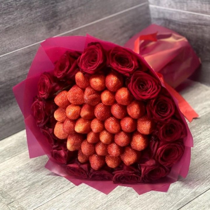 Клубничный букет с розами в Ижевске