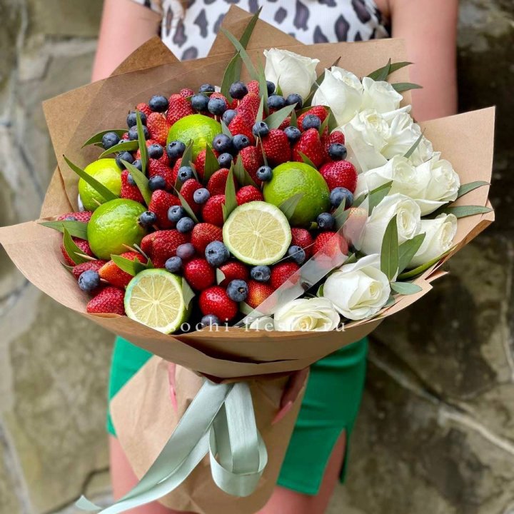 Ягодно-цитрусовый букет с розами в Ижевске