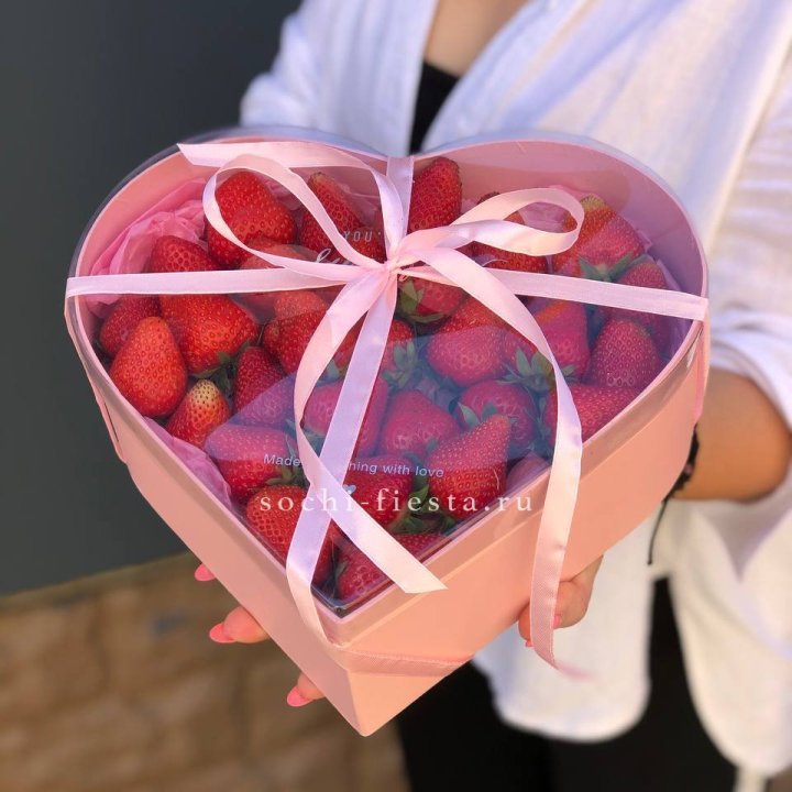 Коробочка сердце  с клубникой в Ижевске