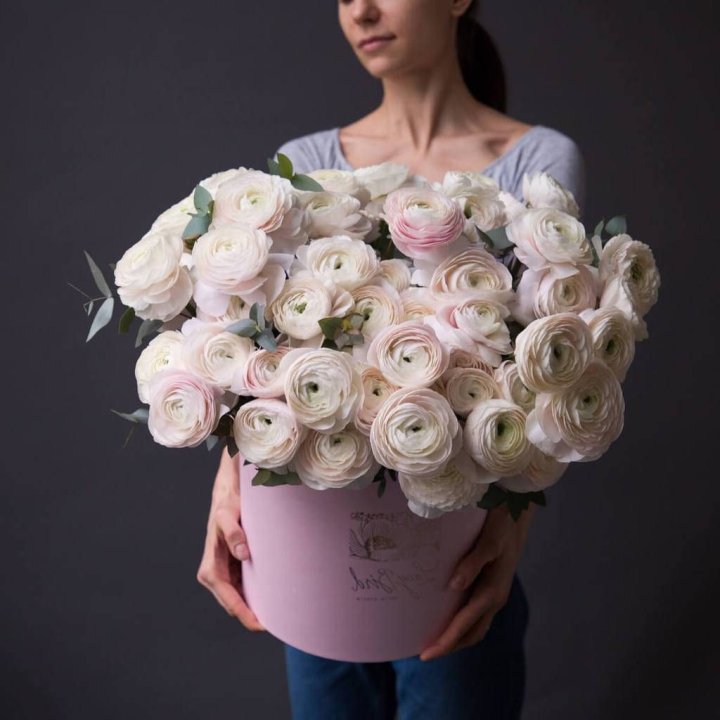 Бокс с ранункулюсами в Ижевске