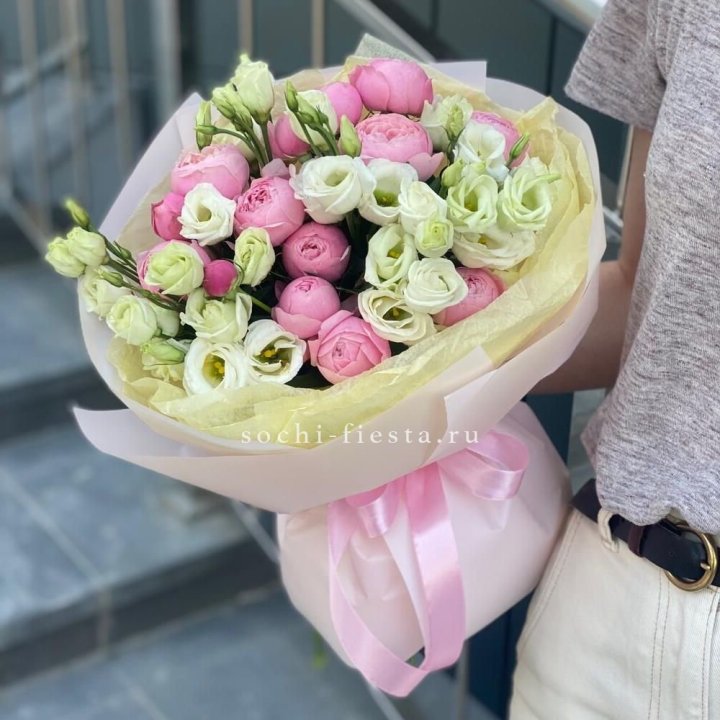 Букет кустовых роз с эустомой в Ижевске