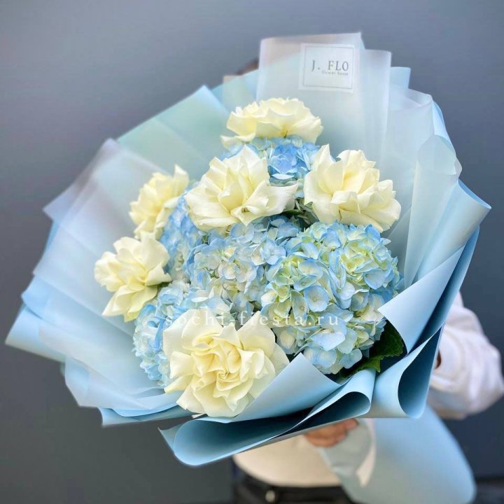  Букет из голубых гортензий и роз  в Ижевске