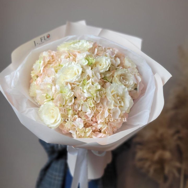  Букет гортензии и роз  в Ижевске
