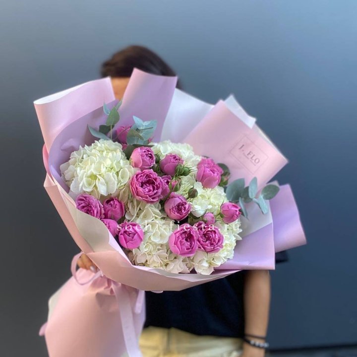 Букет белых гортензий и пионовидных роз  в Ижевске