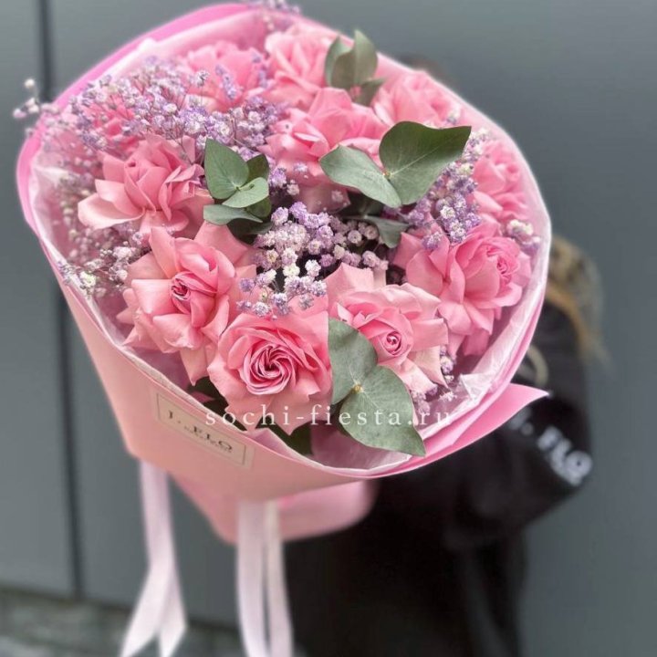 Розовые французские розы с гипсофилой в Ижевске