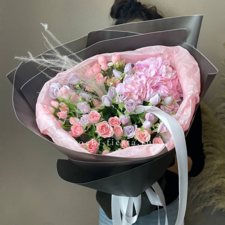  Букет гортензии и роз "Саперави" в Ижевске