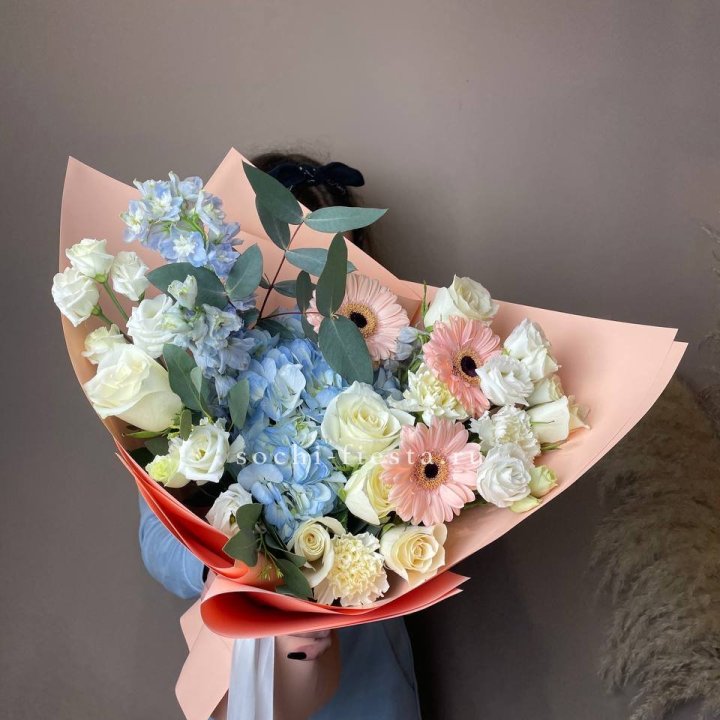  Букет гортензии и роз "Валенсия" в Ижевске
