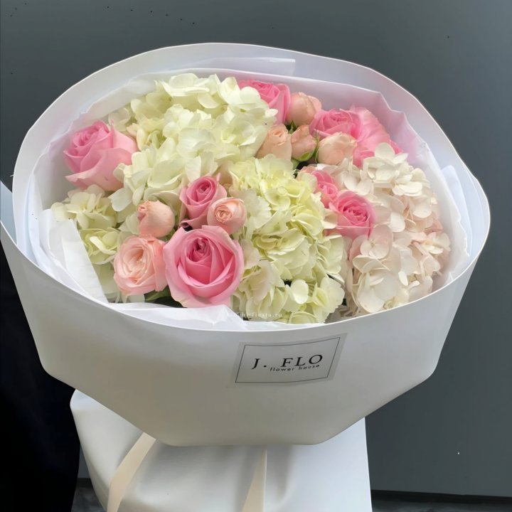  Букет гортензии и роз  "Тиамо" в Ижевске