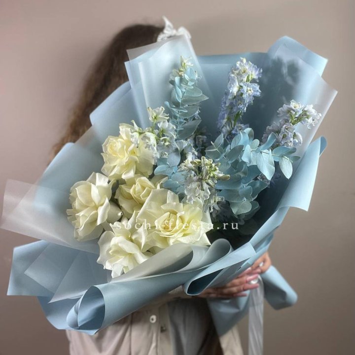 Букет из белых французских роз и дельфиниума в Ижевске