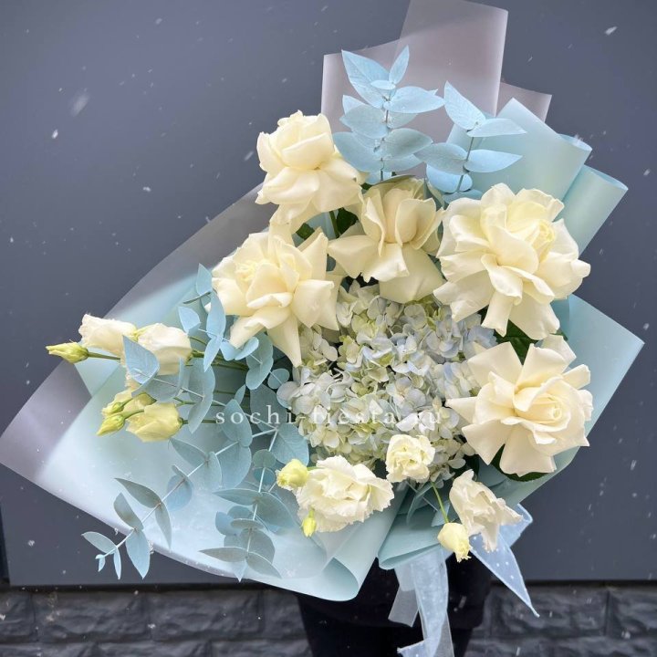 Букет с гортензией и белыми французскими розами в Ижевске