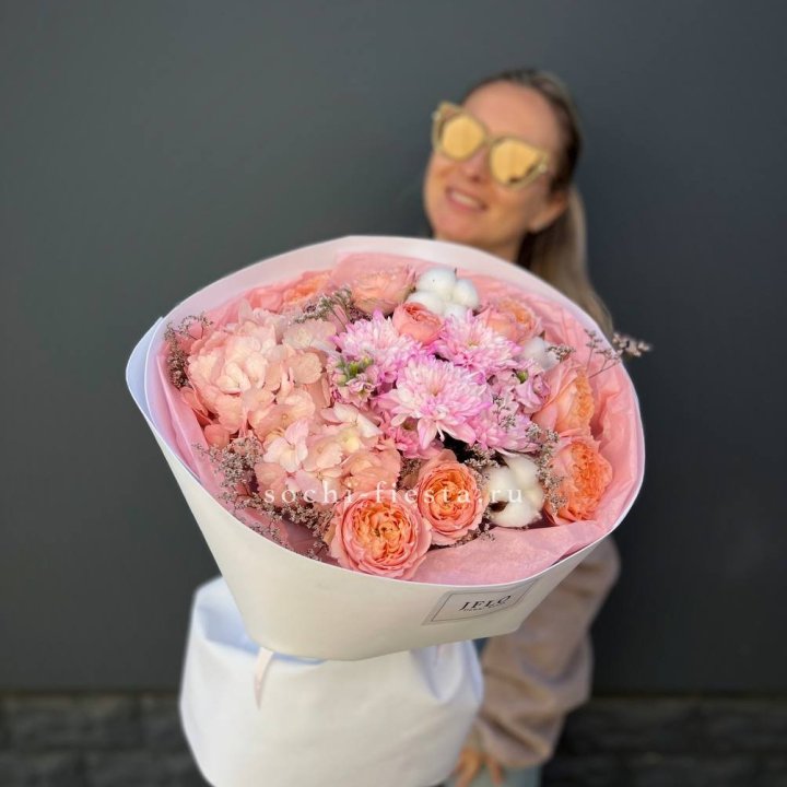 Букет гортензии и кустовых роз  в Ижевске