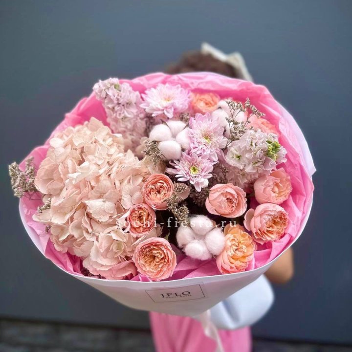 Букет гортензии и кустовых роз "Абрассо" в Ижевске