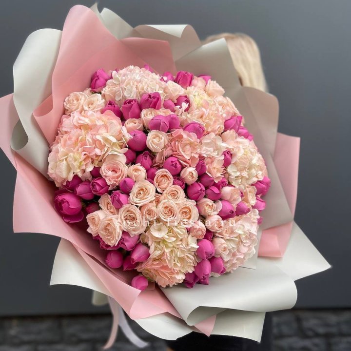 Букет кустовые розы и гортензия в Ижевске