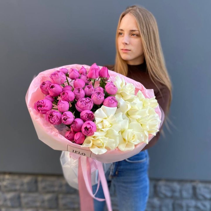 Дуо белых и кустовых роз в Ижевске