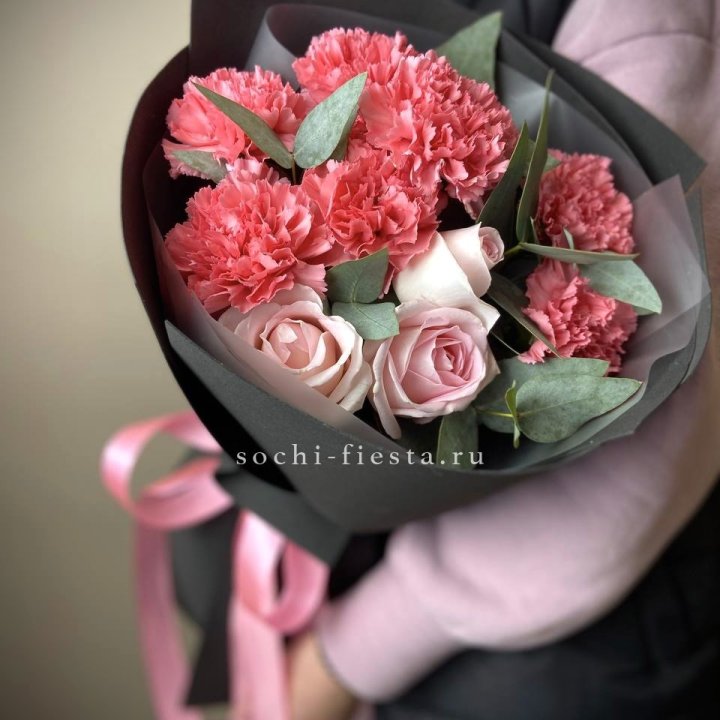 Букет из роз и диантусов "Пенелопа" в Ижевске