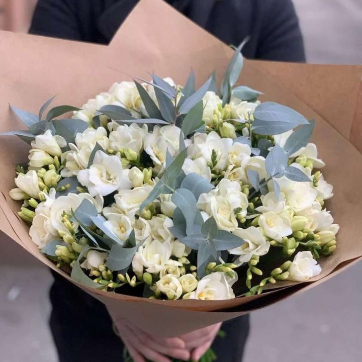 51 фрезия с эвкалиптом в Ижевске