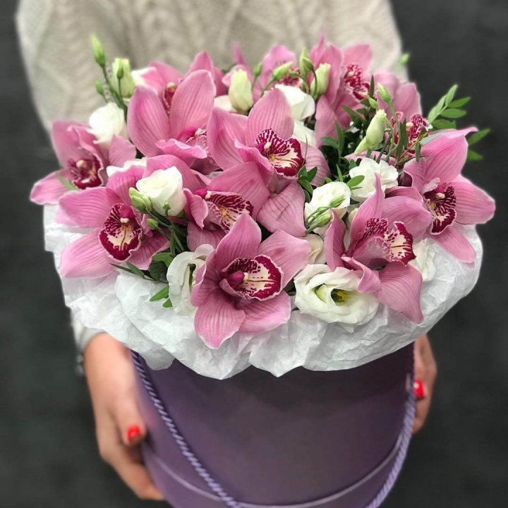 Орхидея и эустома в шляпной коробке в Ижевске