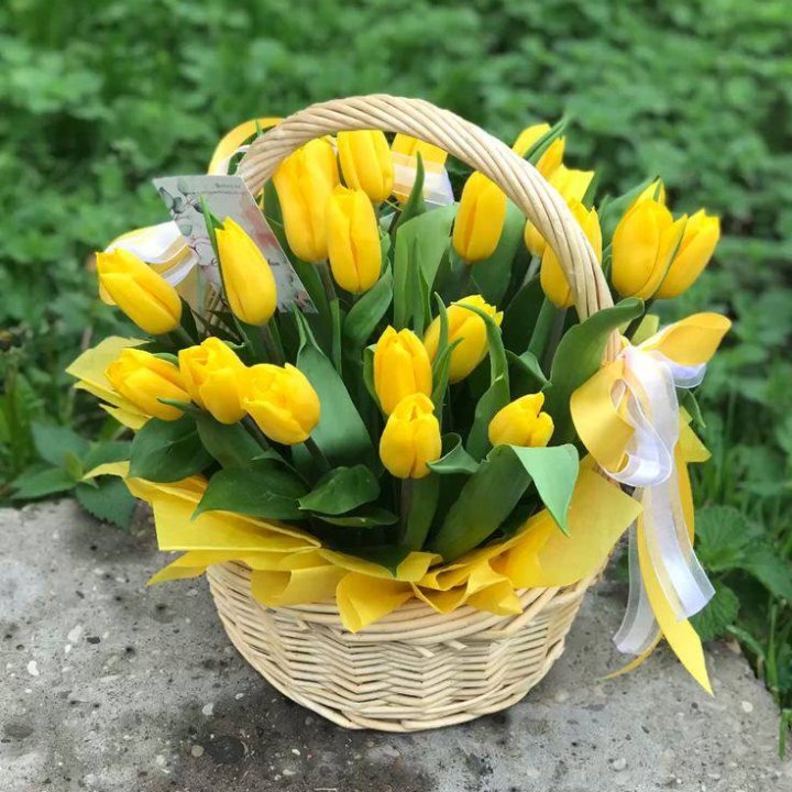 25 желтых тюльпанов в корзине в Ижевске