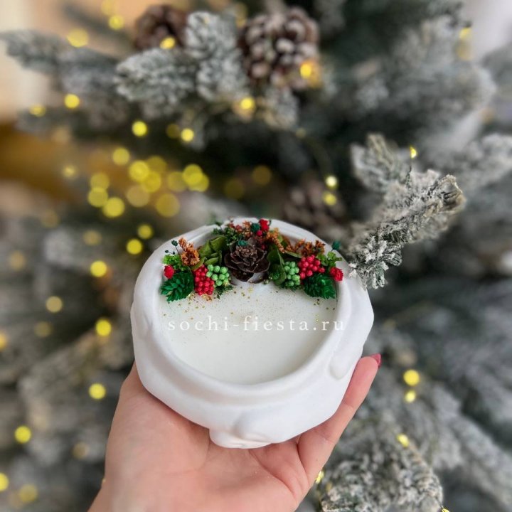 Свеча ароматическая в гипсе Руки с шишкой в Ижевске