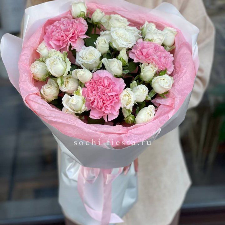 Букет розы с диантусами "Блэш" в Ижевске