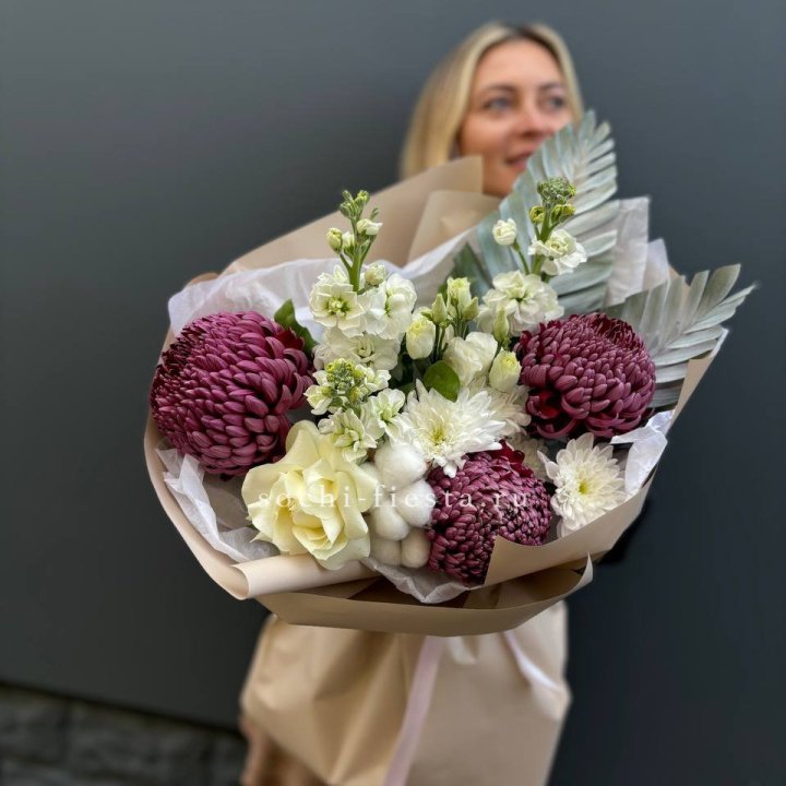 Хризантемы с маттиолой розами эустомой Чика в Ижевске