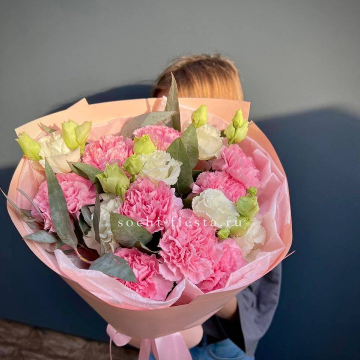 Букет гвоздик и  эустом "Сири" в Ижевске