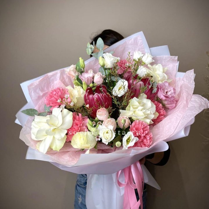 Букет с протеей, розами "Элеонора" в Ижевске