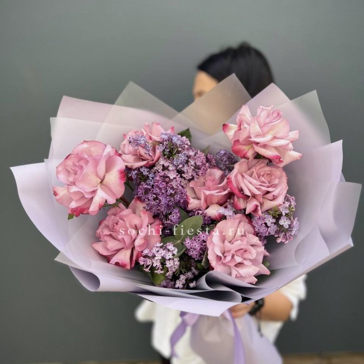 Букет из розовых роз и сирени в Ижевске