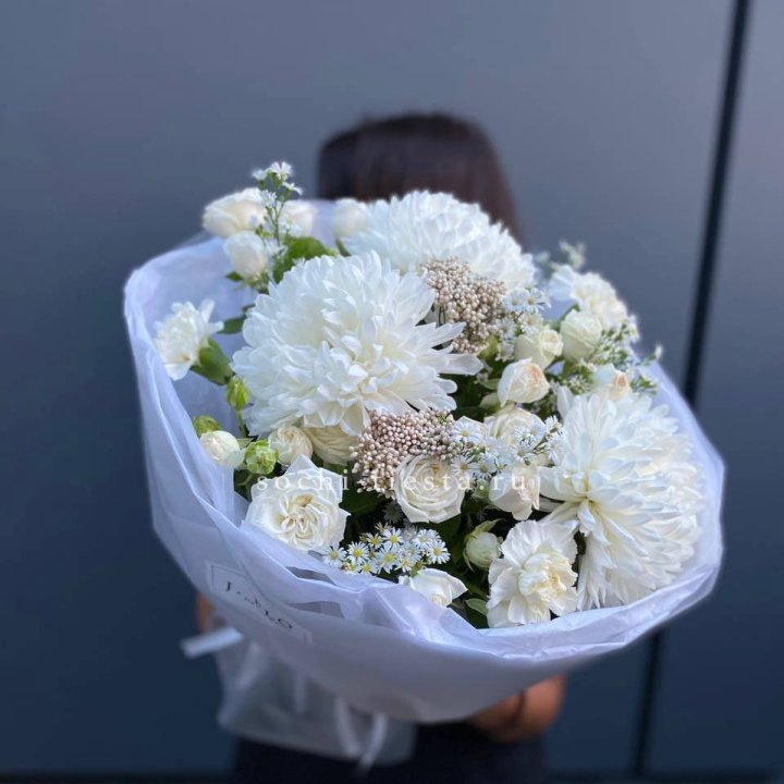 Букет хризантем и роз вайт шотс в Ижевске