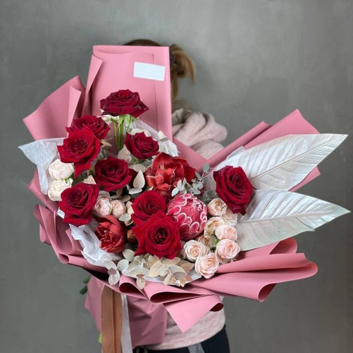 Дизайнерский букет "Ред Вильвет" в Ижевске