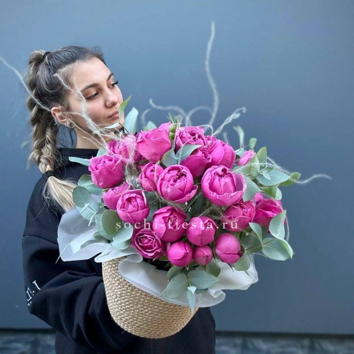 Пионовидные розы  в джутовом кашпо  в Ижевске