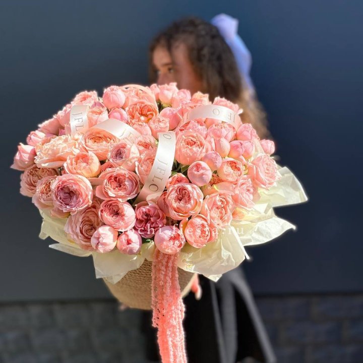 Кустовые розы Джульетта в джутовом кашпо в Ижевске