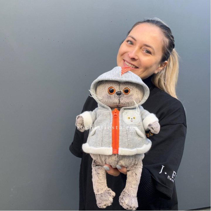 Кот Басик в толстовке в Ижевске