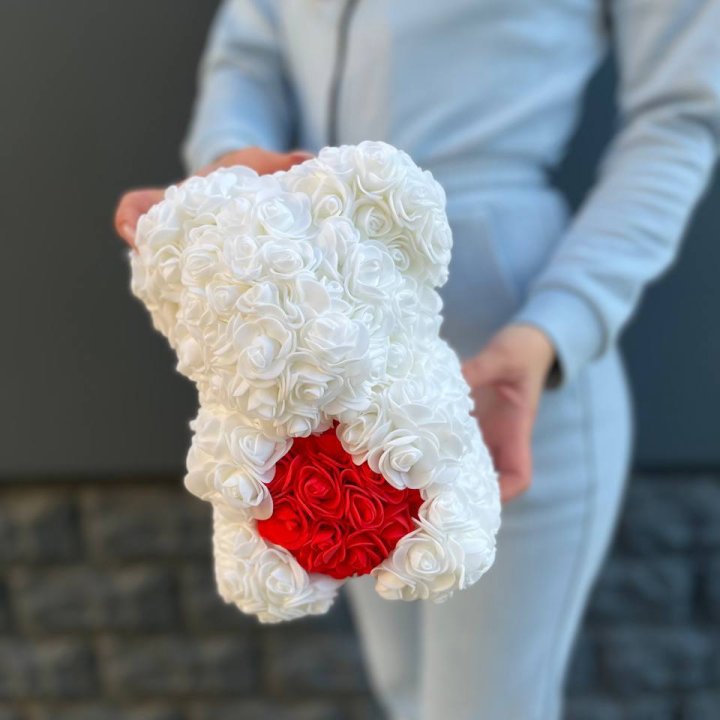 Медведь с красным седцем в Ижевске