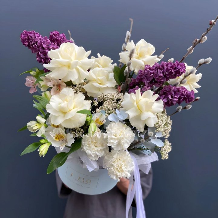 Цветочный бокс Французских роз и Сирени в Ижевске