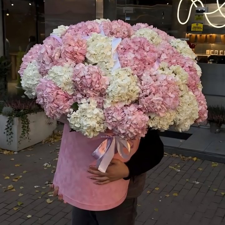 Дизайнерский цилиндр с гортензиями  в Ижевске