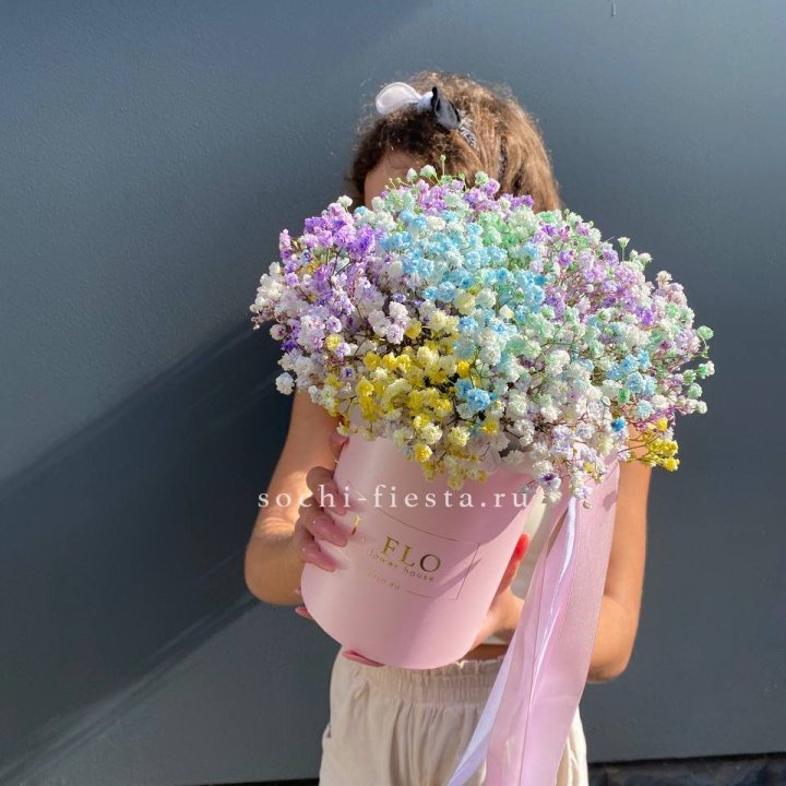 Радужные гипсофилы в шляпной коробке в Ижевске