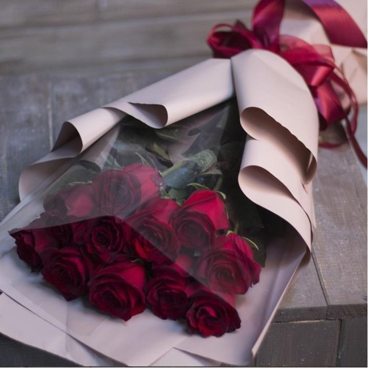 11 голландских роз в оформлении в Ижевске