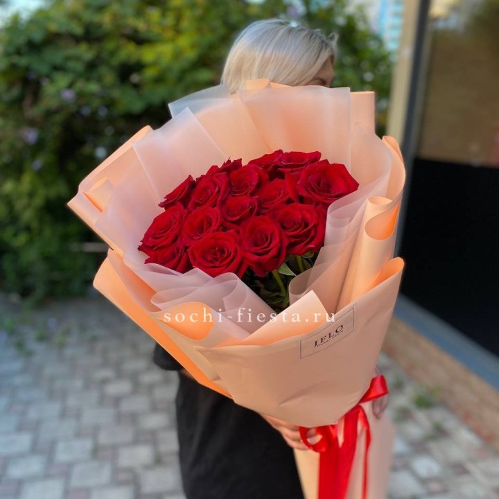 15 голландских роз в оформлении в Ижевске