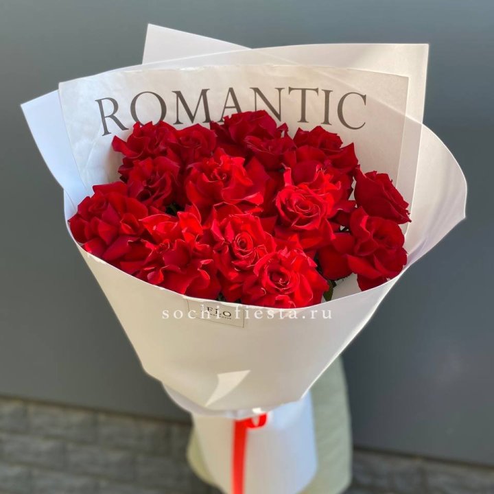 19 высоких роз в оформлении в Ижевске