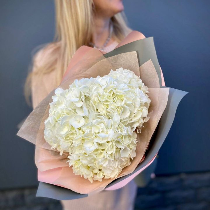 Букет из трёх белых гортензий в Ижевске