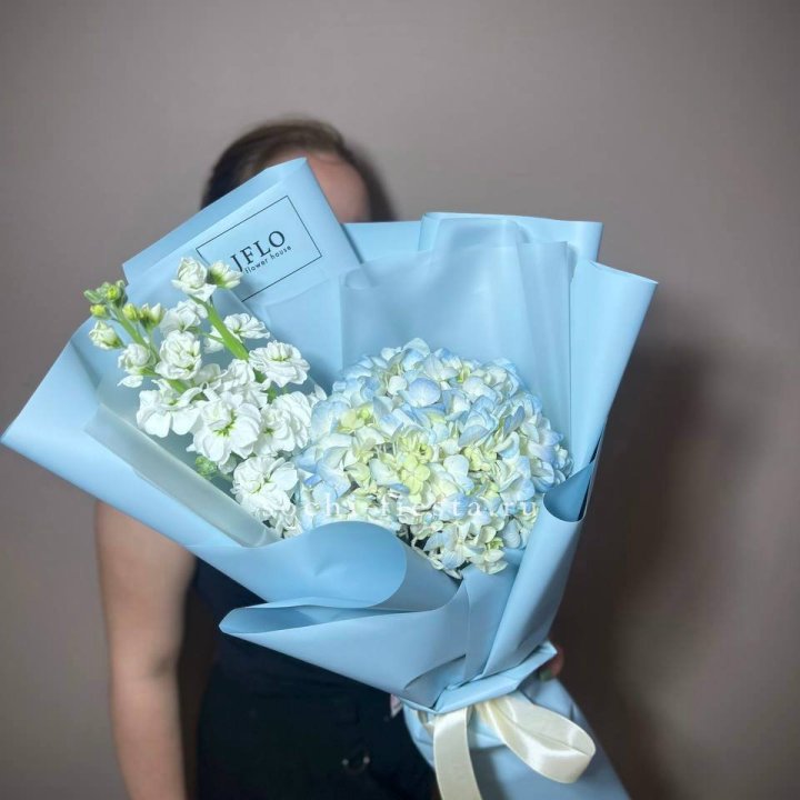 Гортензия голубая с маттиолой в Ижевске